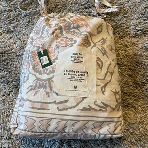 Urban outfitters queen duvet cover and 2 pillow cases